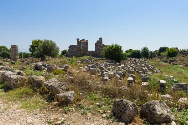 Ruínas antigas de Perge. As ruínas de uma antiga basílica romana.Turquia . — Fotografia de Stock