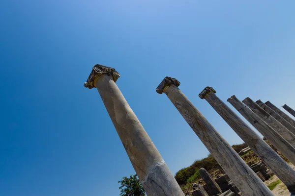 Starodávné ruiny Perge na pozadí modré oblohy. Turecko. — Stock fotografie