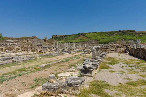 Anciennes ruines de Perge. La rue à colonnades. Turquie — Photo