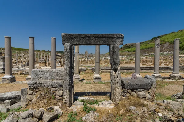 Ruínas antigas de Perge. A rua colunada. Turquia — Fotografia de Stock