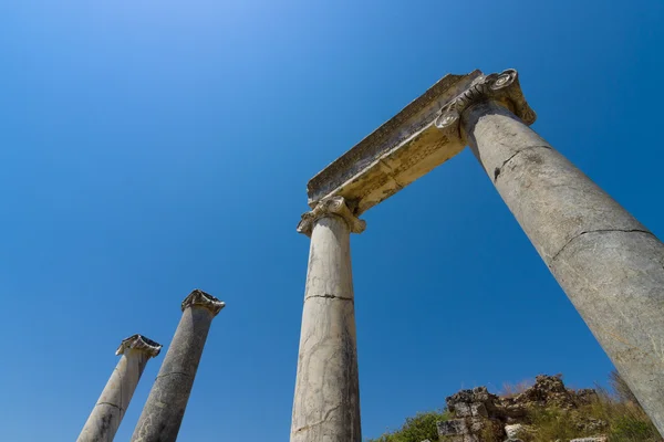 Perge antik kalıntıları üzerine bir arka plan mavi gökyüzünde. Türkiye. — Stok fotoğraf