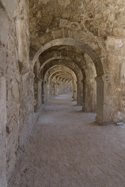 Passagens internas no antigo anfiteatro romano de Aspendos. A província de Antalya. Costa mediterrânica da Turquia . — Fotografia de Stock