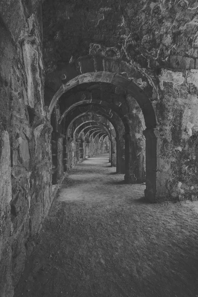 Εσωτερικά περάσματα στο αρχαίο ρωμαϊκό αμφιθέατρο του Aspendos. Η επαρχία της Αττάλειας. Μεσογειακή ακτή της Τουρκίας. Μαύρο και άσπρο. Σχηματοποίηση. — Φωτογραφία Αρχείου