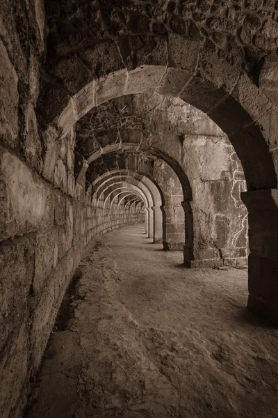 Interne passages in het oude Romeinse amfitheater van Aspendos. De provincie van Antalya. Mediterrane kust van Turkije. Sepia. Toning. Stilering. — Stockfoto
