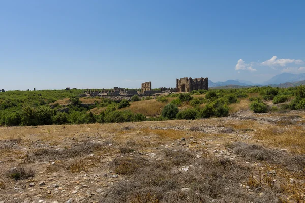 Древние руины Аспендоса. На заднем плане. Базилика. Турция . — стоковое фото