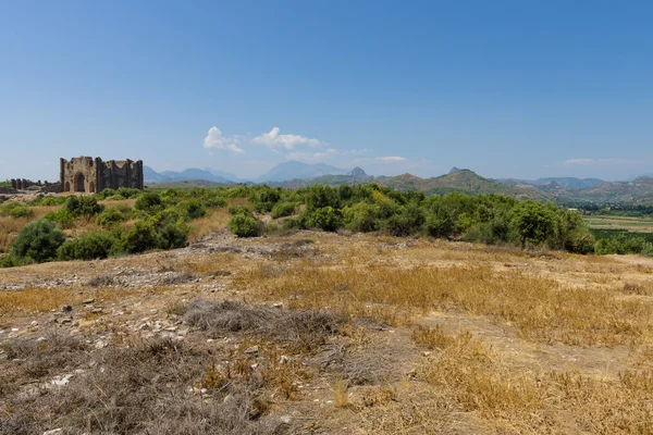 Αρχαία ερείπια της Aspendos. Στο παρασκήνιο. Βασιλική. Τουρκία. — Φωτογραφία Αρχείου