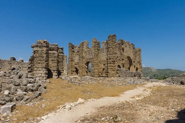 Aspendos antik kalıntıları. Arka planda. Bazilika. Türkiye. — Stok fotoğraf