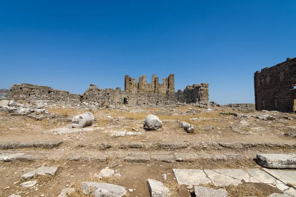 Aspendos antik kalıntıları. Arka planda. Bazilika. Türkiye. — Stok fotoğraf