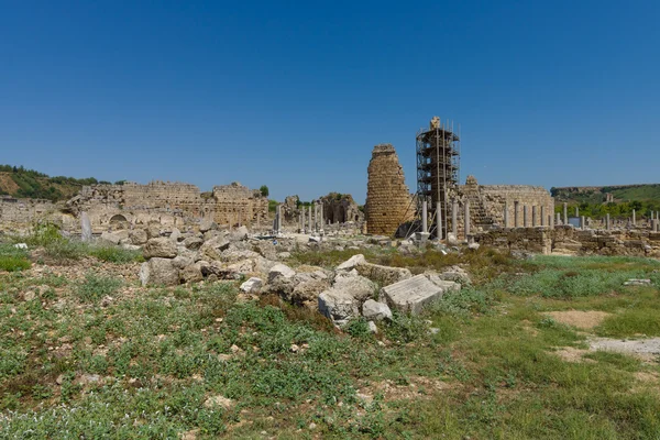 Anciennes ruines de Perge. Porte hellénistique avec des restes og deux tours rondes. Turquie — Photo