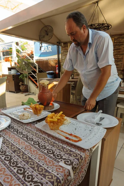 The restaurant in Side, the waiter served the meat from the clay pot — Stock Photo, Image