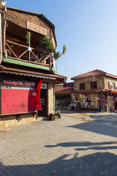 Η εμπορική οδός και ένα κατάστημα με σουβενίρ — Φωτογραφία Αρχείου