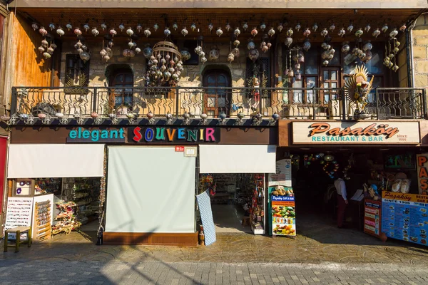 Η εμπορική οδός και ένα κατάστημα με σουβενίρ — Φωτογραφία Αρχείου