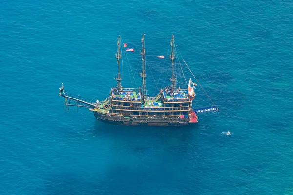 Alanya, Turecko - 09 července 2015: Středozemní moře. Tradiční zábavní letovisko Alanya. Plachtění aka pirátské lodě kolem pevnosti Alanya. Pohled z ptačí perspektivy. — Stock fotografie