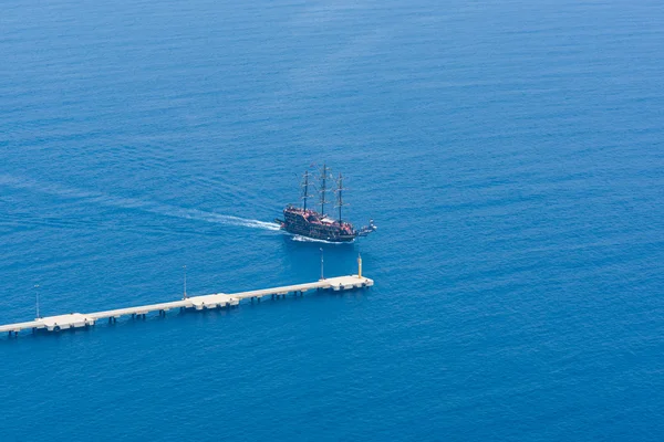 Alanya, Turecko - 09 července 2015: Středozemní moře. Tradiční zábavní letovisko Alanya. Plachtění aka pirátské lodě kolem pevnosti Alanya. Pohled z ptačí perspektivy. — Stock fotografie