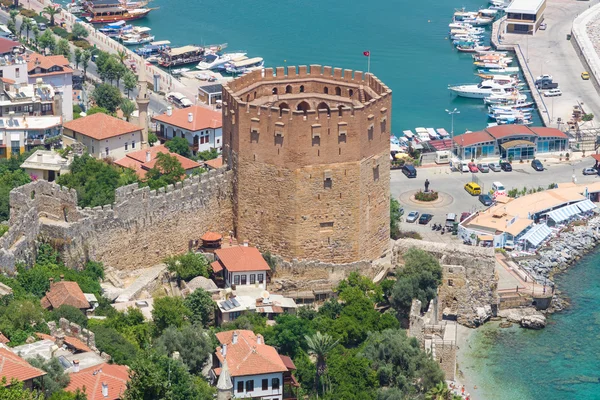 Torre Roja (Kizil Kule) y las ruinas de la muralla de la fortaleza . — Foto de Stock