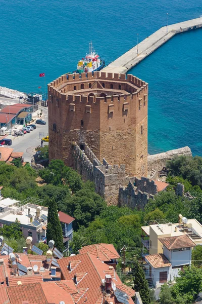 Tour Rouge (Kizil Kule) et les ruines du mur de la forteresse . — Photo