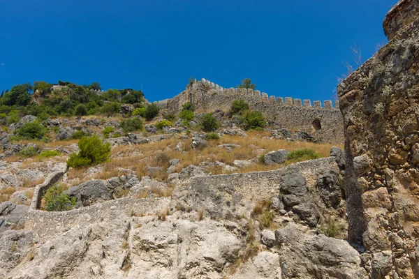 La mer, le ciel et les ruines de l'ancien mur défensif . — Photo