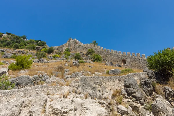 Deniz, gökyüzü ve eski savunma duvar kalıntıları. — Stok fotoğraf