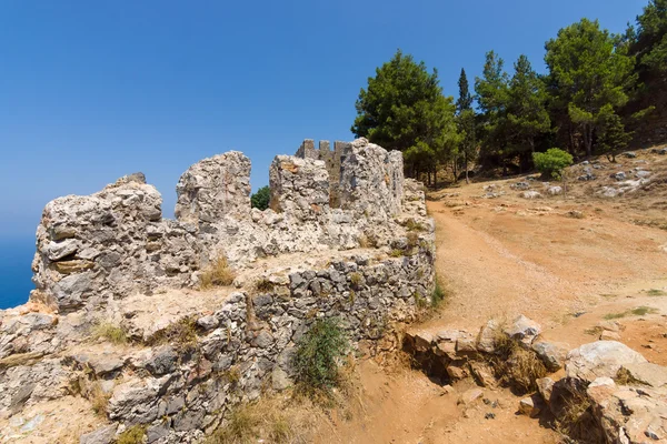 Deniz, gökyüzü ve eski savunma duvar kalıntıları. — Stok fotoğraf