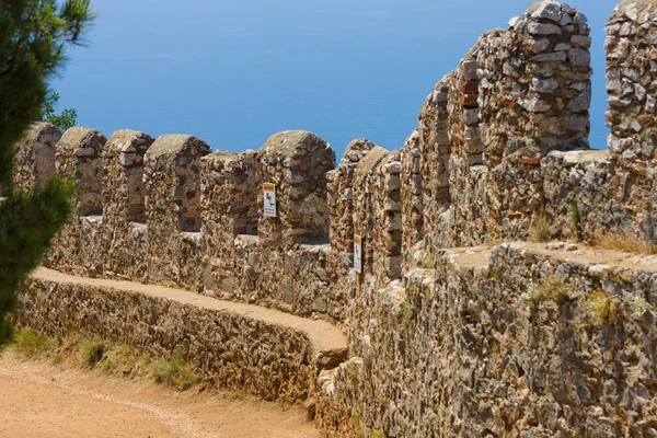 El mar, el cielo y las ruinas de la vieja muralla defensiva . —  Fotos de Stock