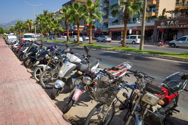 Parken von Motorrädern auf der zentralen Allee der Stadt. — Stockfoto