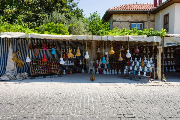 Comércio de rua em roupas tradicionais turcas, lembranças e presentes ao longo do caminho — Fotografia de Stock