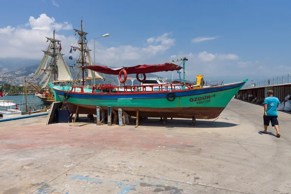 Repair of motor boats. Seaport of Alanya. — Stock Photo, Image