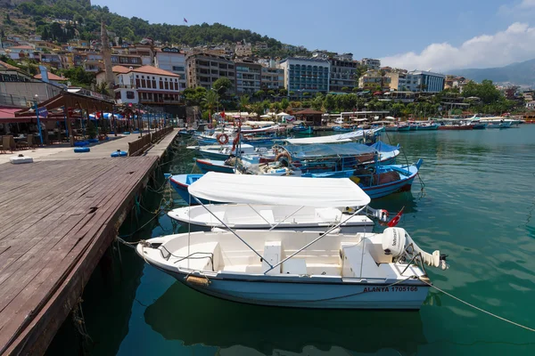 Yacht e barche private nel porto turistico del porto di Alanya — Foto Stock