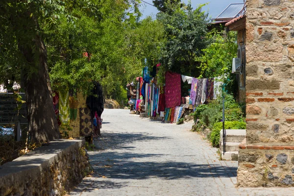 在传统的土耳其衣服、 纪念品和礼品沿途街道贸易. — 图库照片