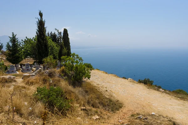 The cemetery on the hill overlooking the sea. — Stock Photo, Image