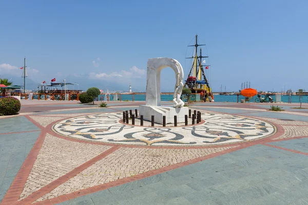 Monument och nöje båtar i havet port Alanya. — Stockfoto