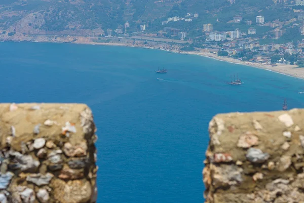 Praia da cidade de Alanya. Vista da antiga fortaleza de Alanya. Turquia . — Fotografia de Stock