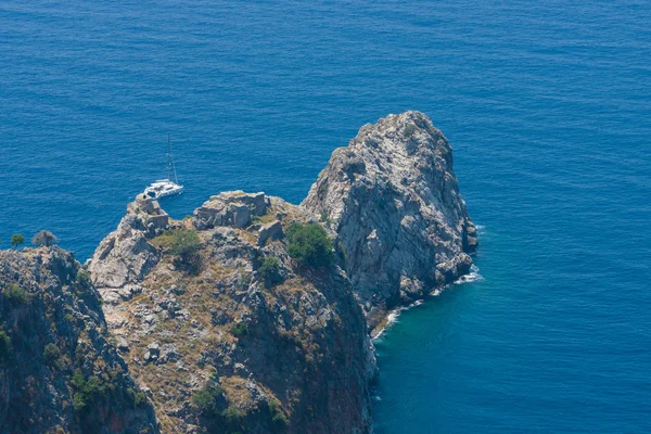 Cabo rocoso y mar azul. La vista desde la vista del pájaro . — Foto de Stock