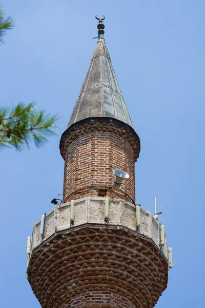 Fragment z minaretu na pozadí oblohy. Turecko — Stock fotografie