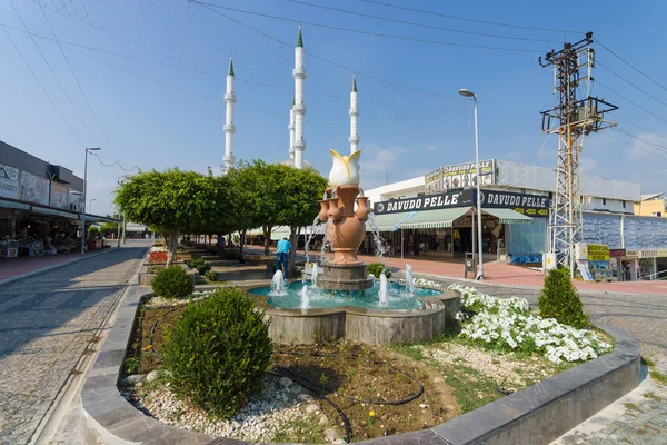 Centro de la popular ciudad turística de Konakli, una mezquita en el fondo. Costa de Anatolia - un destino turístico popular para los turistas europeos . — Foto de Stock