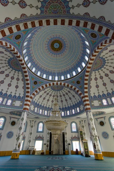 El interior de la mezquita en Konakli. Costa de Anatolia - un destino turístico popular para los turistas europeos . — Foto de Stock