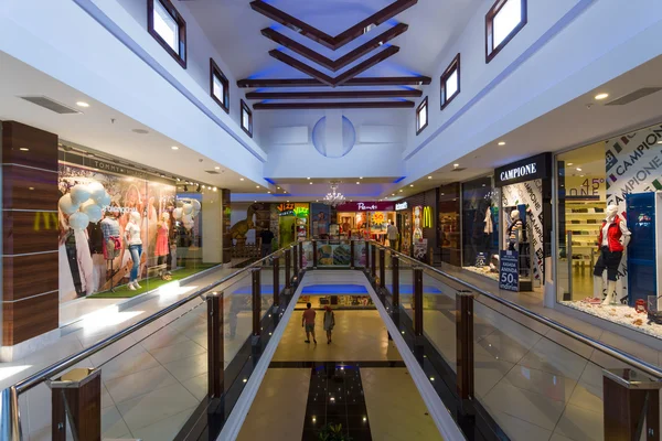 Innenraum eines großen und bei Touristen beliebten Einkaufszentrums an der anatolischen Küste, in der Nähe der Stadt Alanya. — Stockfoto