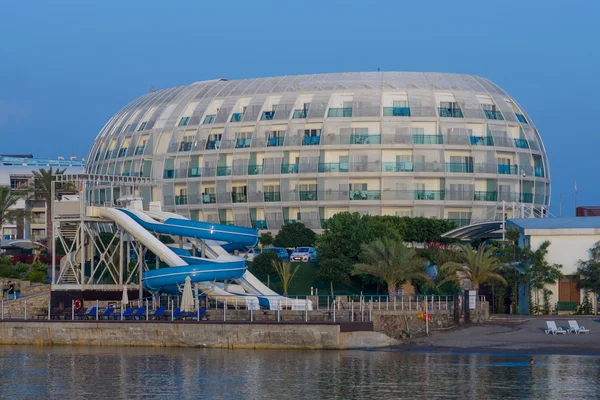 Anatolian coast. Popular among German tourists five star hotel Sentido Gold Island. View from the sea. — Zdjęcie stockowe