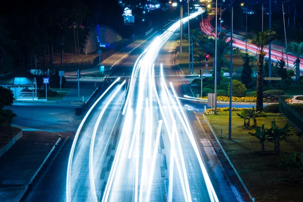 Nachtaufnahme der Autobahn zwischen Antalya und Alanya. anatolische Küste - ein beliebtes Urlaubsziel für europäische Touristen. — Stockfoto