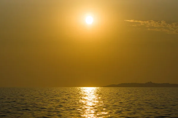 Ηλιοβασίλεμα στη θάλασσα. — Φωτογραφία Αρχείου