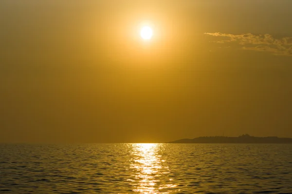 Sonnenuntergang auf dem Meer. — Stockfoto