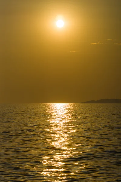 Ηλιοβασίλεμα στη θάλασσα. — Φωτογραφία Αρχείου