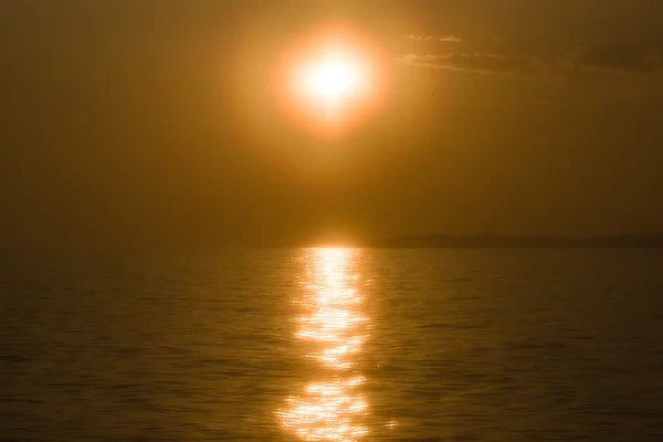 Coucher de soleil sur la mer. Effet Orton . — Photo