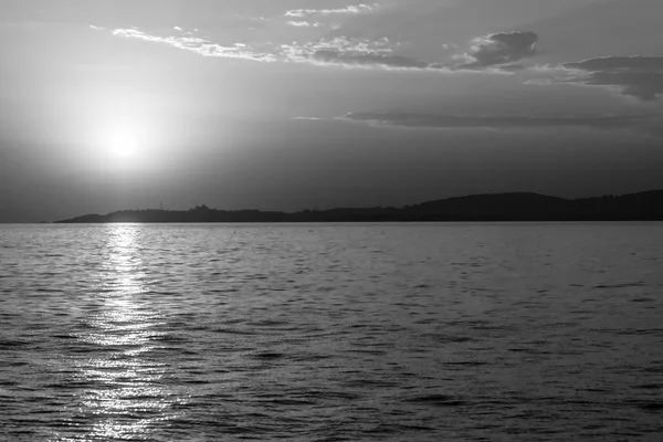 Ηλιοβασίλεμα στη θάλασσα. Μαύρο και άσπρο — Φωτογραφία Αρχείου