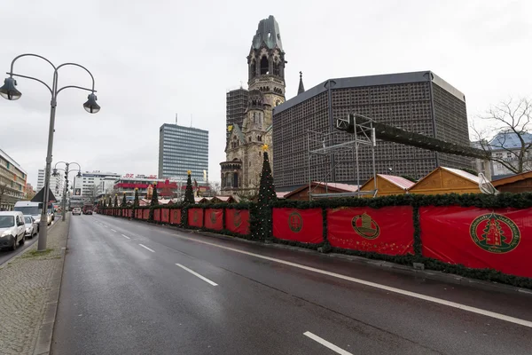 Mercado de Natal na praça perto da Igreja Memorial Kaiser Wilhelm — Fotografia de Stock