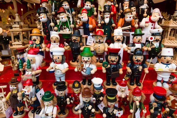 Mercado de Natal na praça perto da Igreja Memorial Kaiser Wilhelm. Lembranças e presentes. Pequeno homem de madeira . — Fotografia de Stock