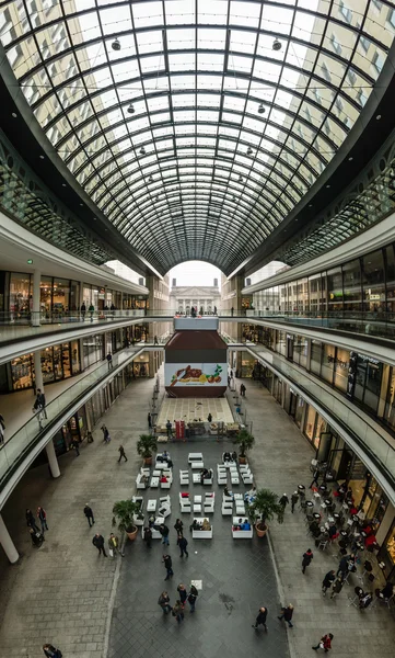 Nowe zakupy centrum "Centrum handlowe w Berlinie" przy Potsdamer Platz. Panoramy pionowe. — Zdjęcie stockowe