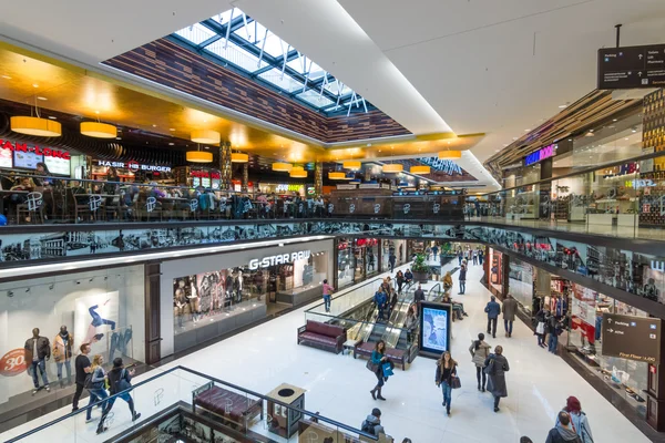 De nieuwe shopping center "Mall van Berlijn" op de Potsdamer Platz. — Stockfoto