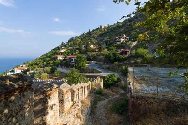 Affacciato sul Mar Mediterraneo e sul bordo di una collina con case — Foto Stock