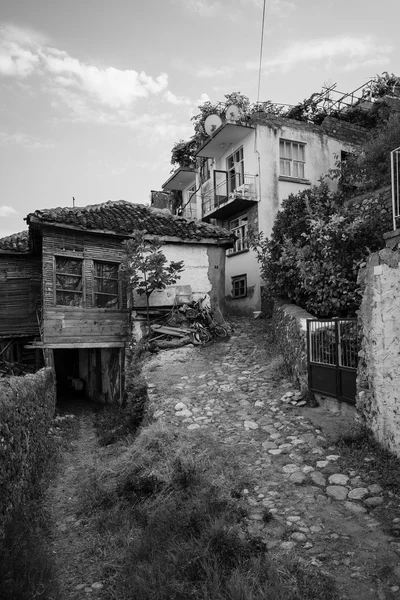 As casas velhas e dilapidadas na área da fortaleza de Alanya . — Fotografia de Stock